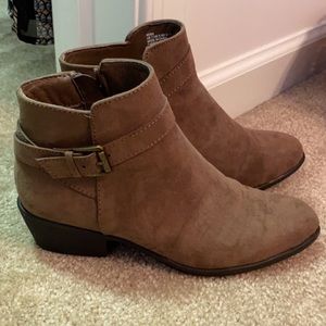 Women’s brown boots 🌼